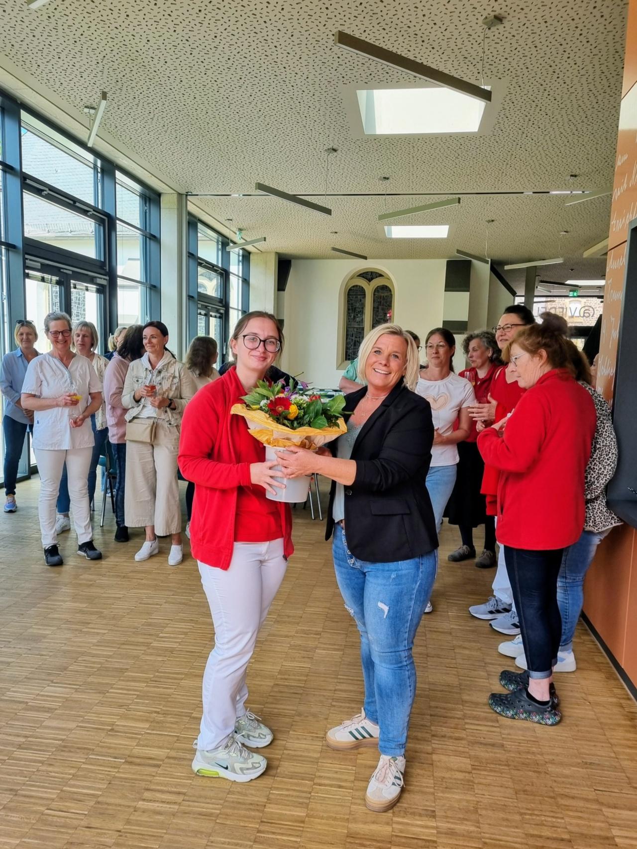 Auch Daniela Ihle, Pflegedienstleitung (r.) ist stolz auf die erfolgreiche Weiterbildung von Frau Neudel (l.).
