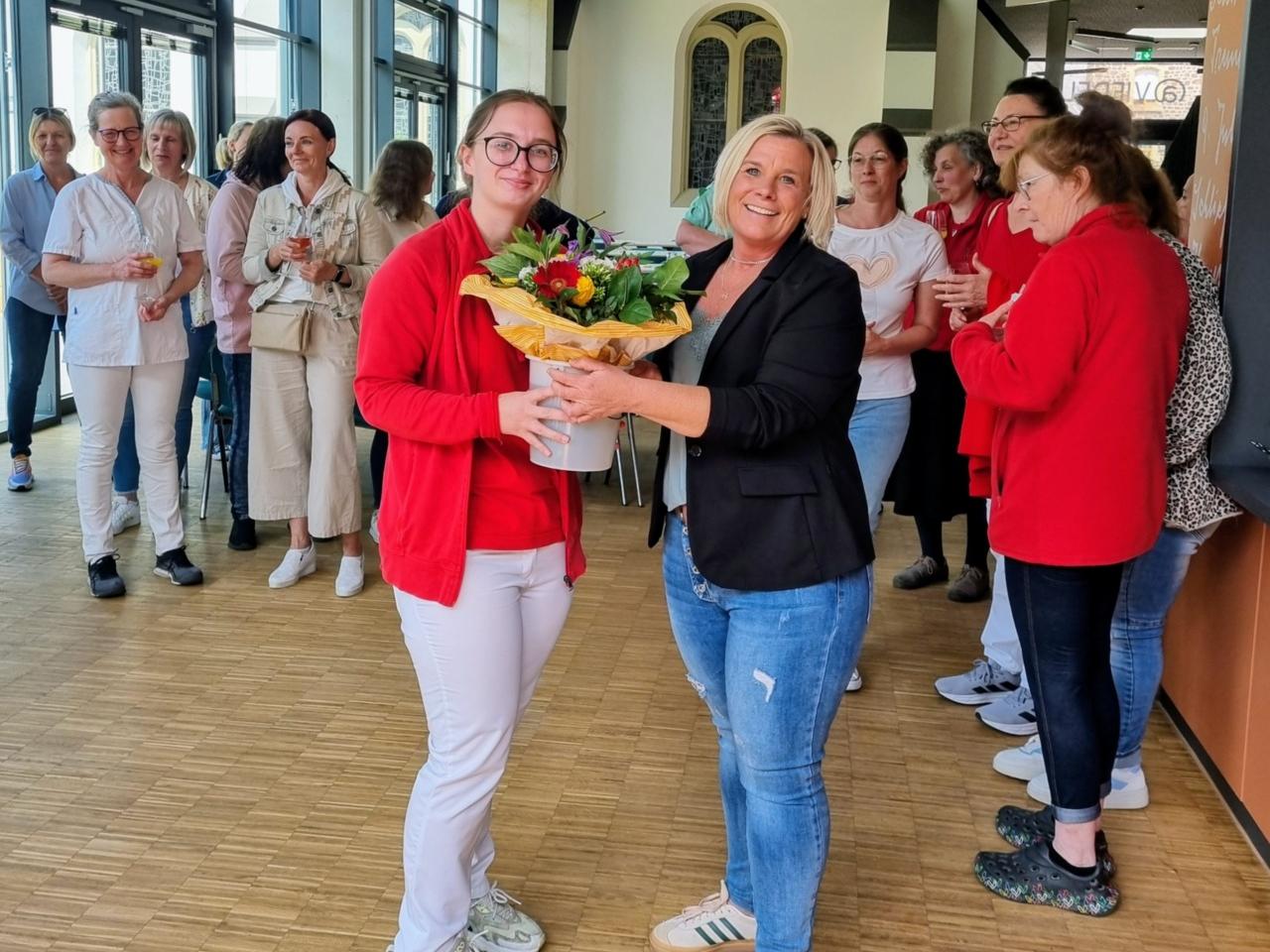 Auch Daniela Ihle, Pflegedienstleitung (r.) ist stolz auf die erfolgreiche Weiterbildung von Frau Neudel (l.).