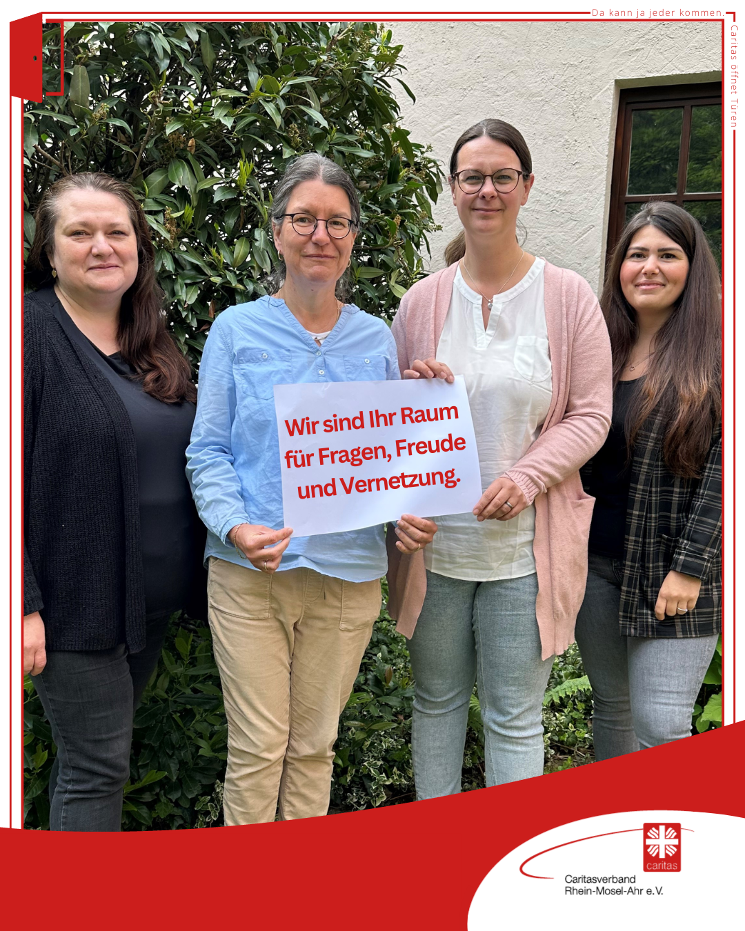 Vier Frauen halten ein Schild mit der Aufschrift 'Wir sind Ihr Raum für Fragen, Freude und Vernetzung' (c) Caritasverband Rhein-Mosel-Ahr e. V. Vier Frauen halten ein Schild mit der Aufschrift 'Wir sind Ihr Raum für Fragen, Freude und Vernetzung'