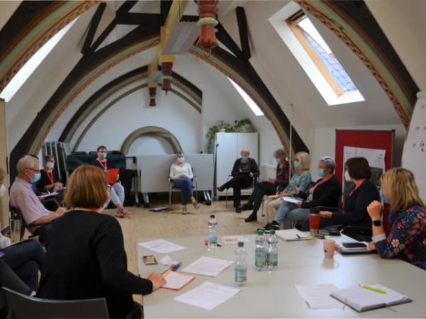 Täglich wird im Caritas-Krisenstab über die aktuelle Lage und über Hilfen gesprochen, die von den Diensten geleistet werden.