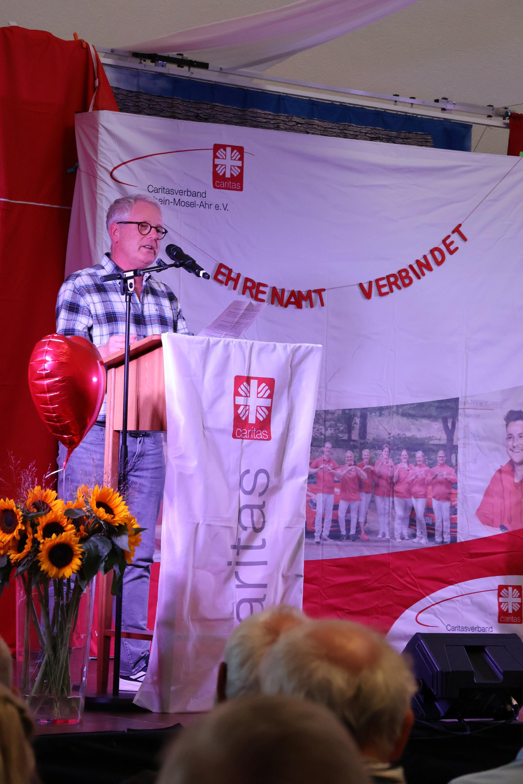 Ehrenamtlicher Georg Schorn bedankte sich im Namen aller Ehrenamtlicher beim Caritasverband und seinen Mitarbeitenden, dass sie ihrem Ehrenamt einen Rahmen geben.