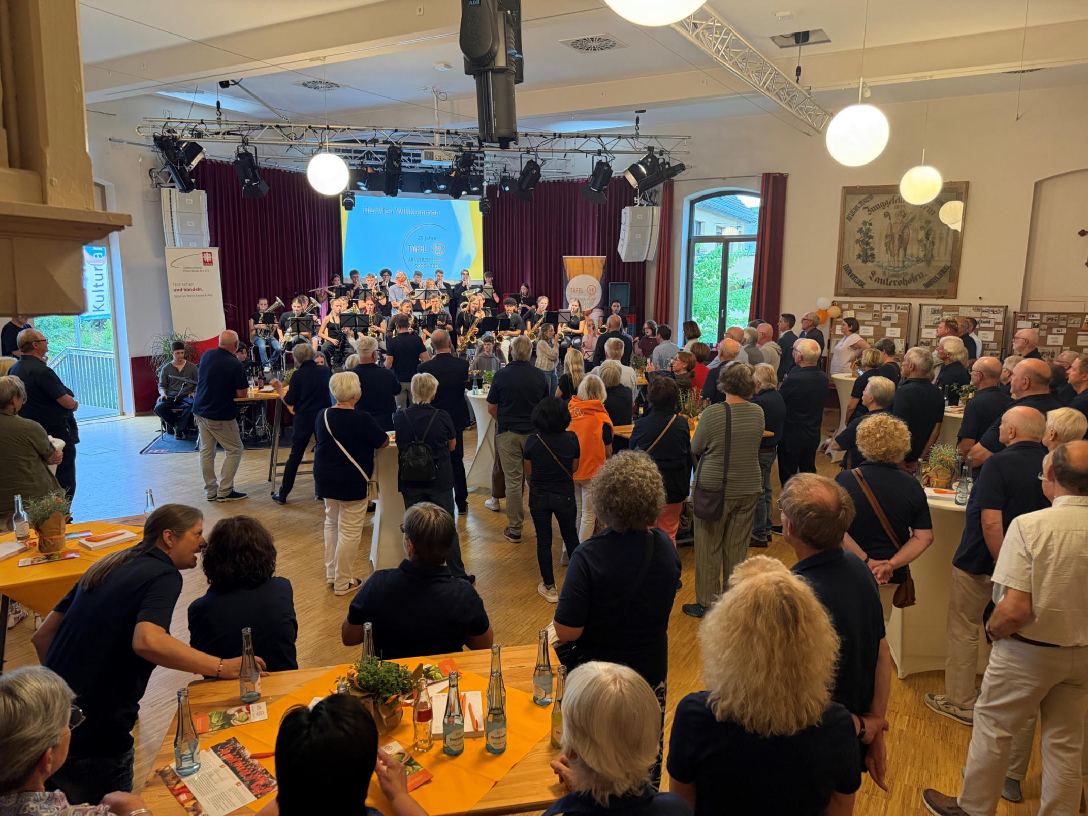 Ehrenamtliche, geladene Gäste, Unterstützer und Wegbegleiter feiern zusammen – Auftritt der PJG Big Band.