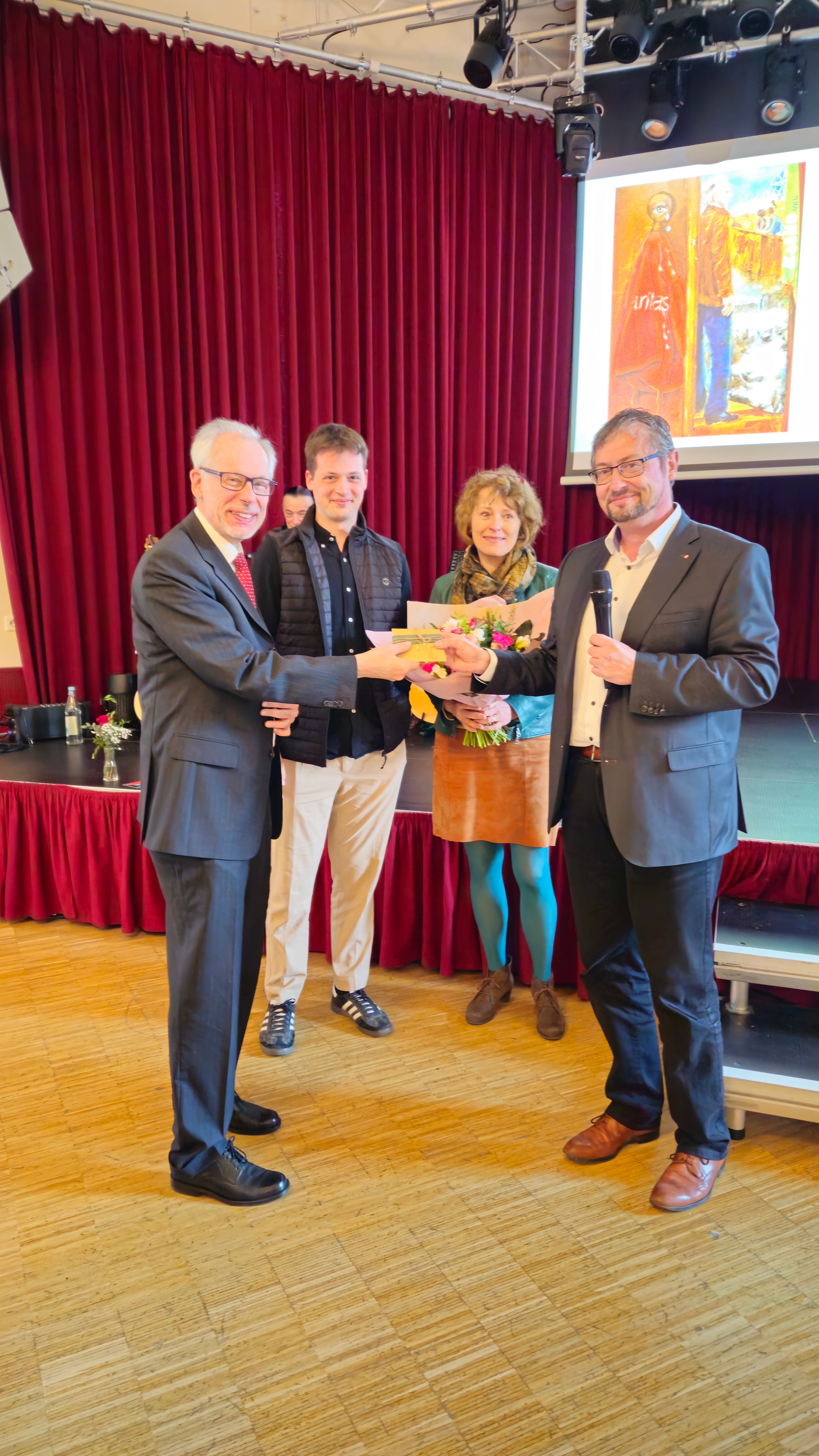 Diözesan-Caritasdirektor Christoph Wutz (r.) bedankte sich auch bei Richard Stahls Familie.