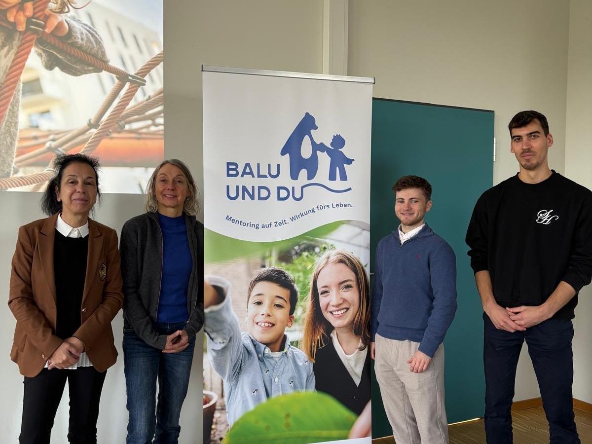 Margret Marxen-Ney, Felix Freier, Ben Sander und Prof. Dr. Gabriele Moos stellten am Campus Remagen das Mentoring-Projekt „Balu und Du“ vor.