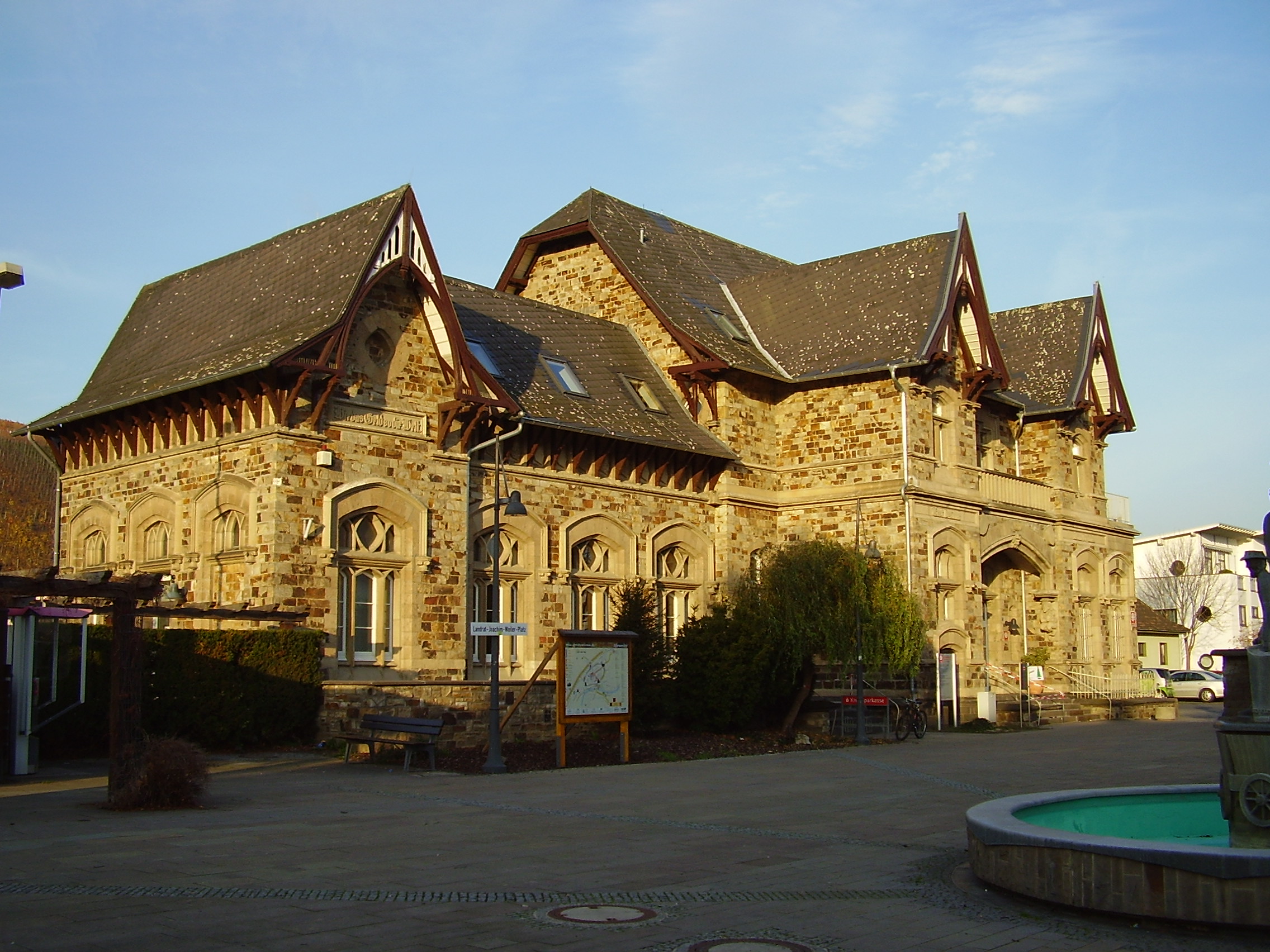 Seit 2002 ist die Caritas in Ahrweiler im ehemaligen Bahnhof zu finden. Link zum Artikel