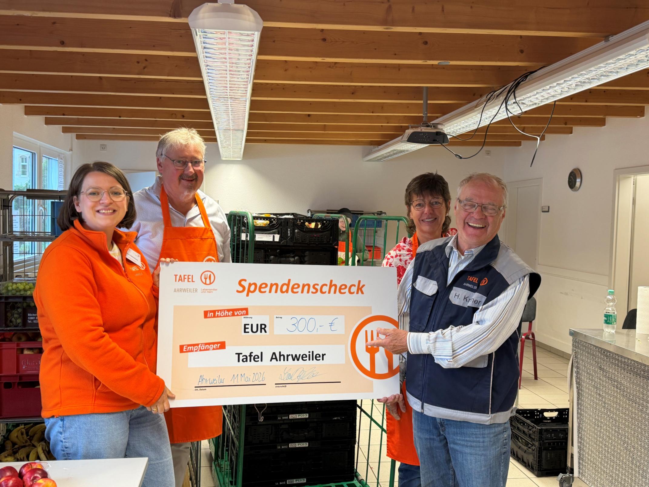 (v. l. n. r.:) Laura Dedenbach, Dieter Hellmich, Ulrike Unkelbach-Müller und Helmut Krämer bei der Spendenübergabe in den Räumlichkeiten der Tafel Ahrweiler.