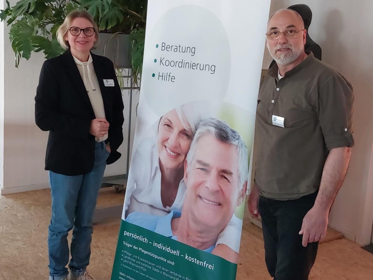 Ute Remshagen und Dieter Germscheid vom Pflegestützpunkt Bad Neuenahr-Ahrweiler / Grafschaft stehen an mehreren Abenden den Zuhörerinnen und Zuhörern Rede und Antwort