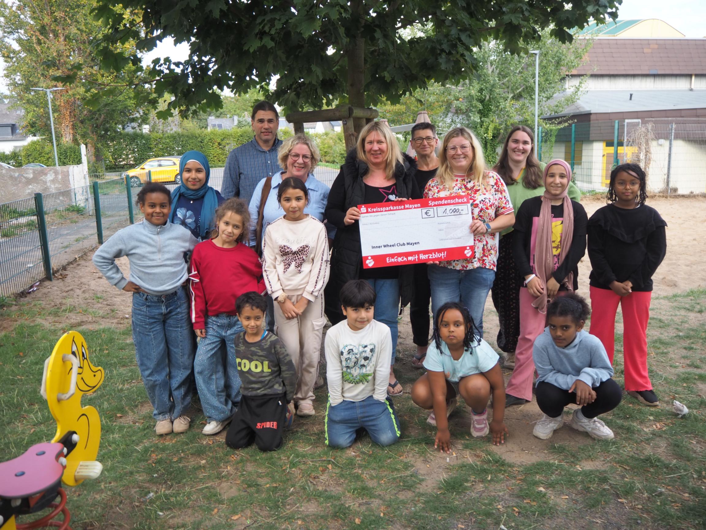 Große Freude über die Spende: Die Kinder und das Team des Horts Weiersbach bedanken sich für die Unterstützung durch den Inner Wheel Club Mayen. Link zum Artikel