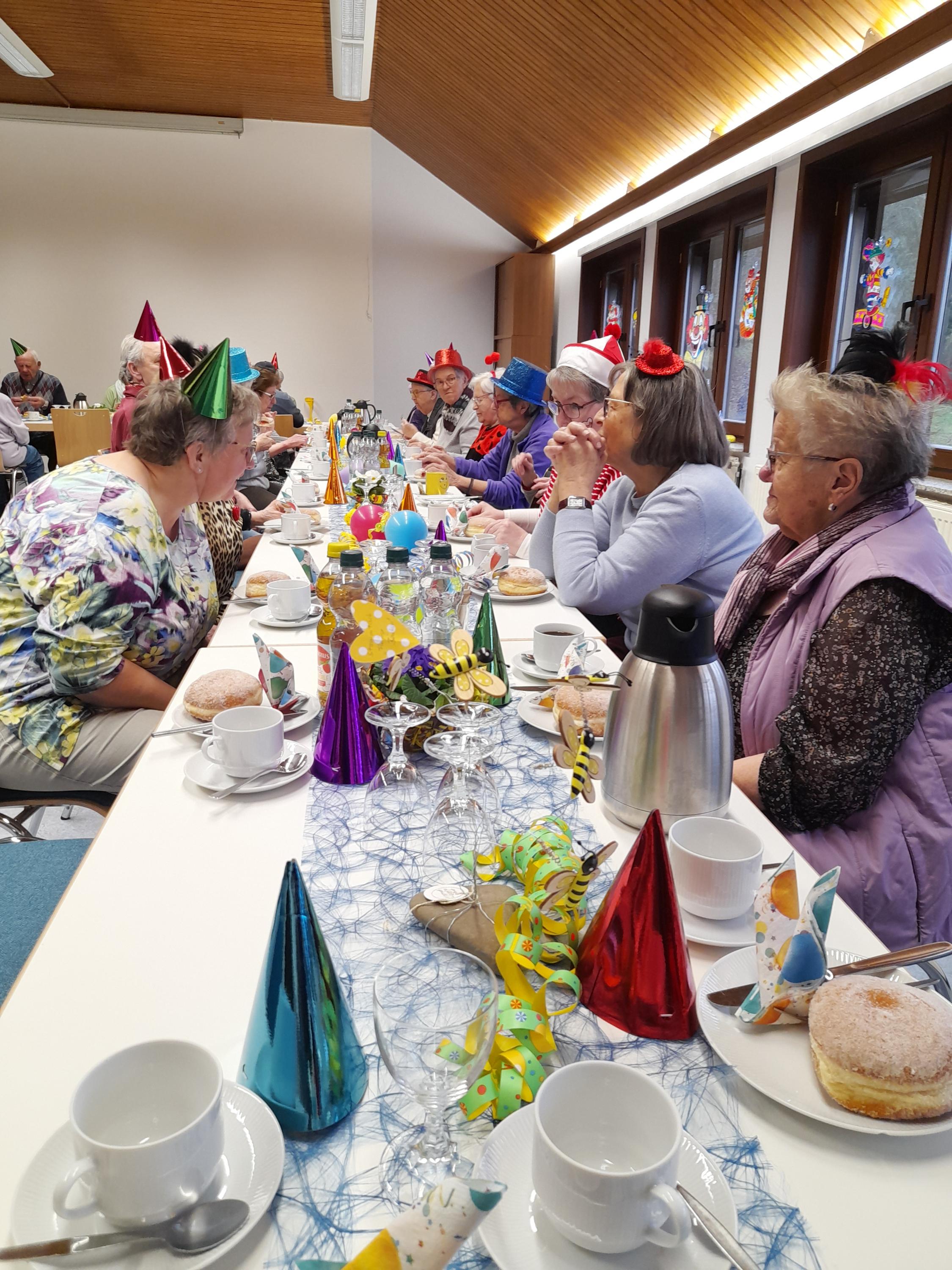 Kostümierungen durften neben guter Stimmung beim karnevalistischen Klappcafé natürlich nicht fehlen.