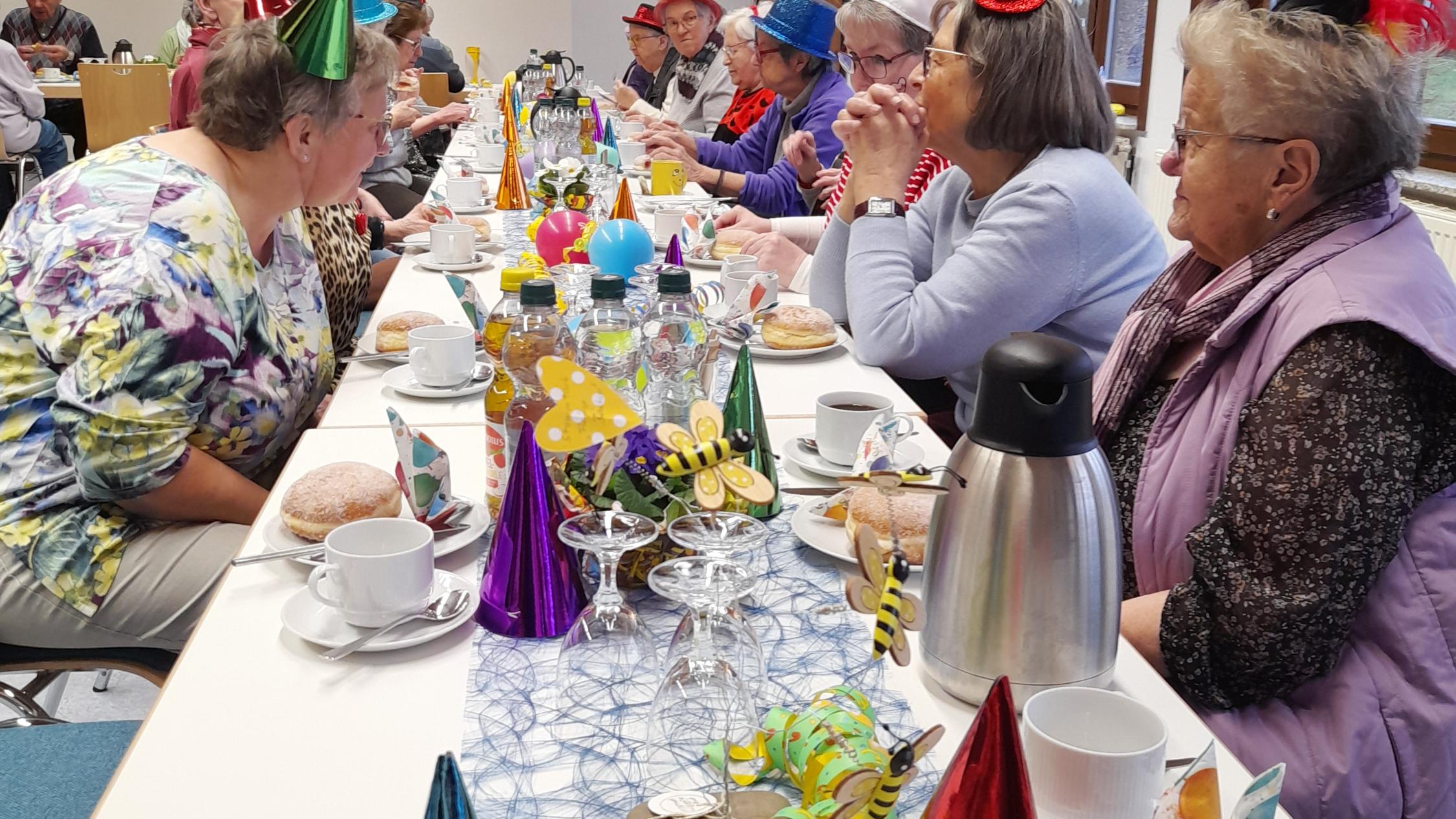 Kostümierungen durften neben guter Stimmung beim karnevalistischen Klappcafé natürlich nicht fehlen.