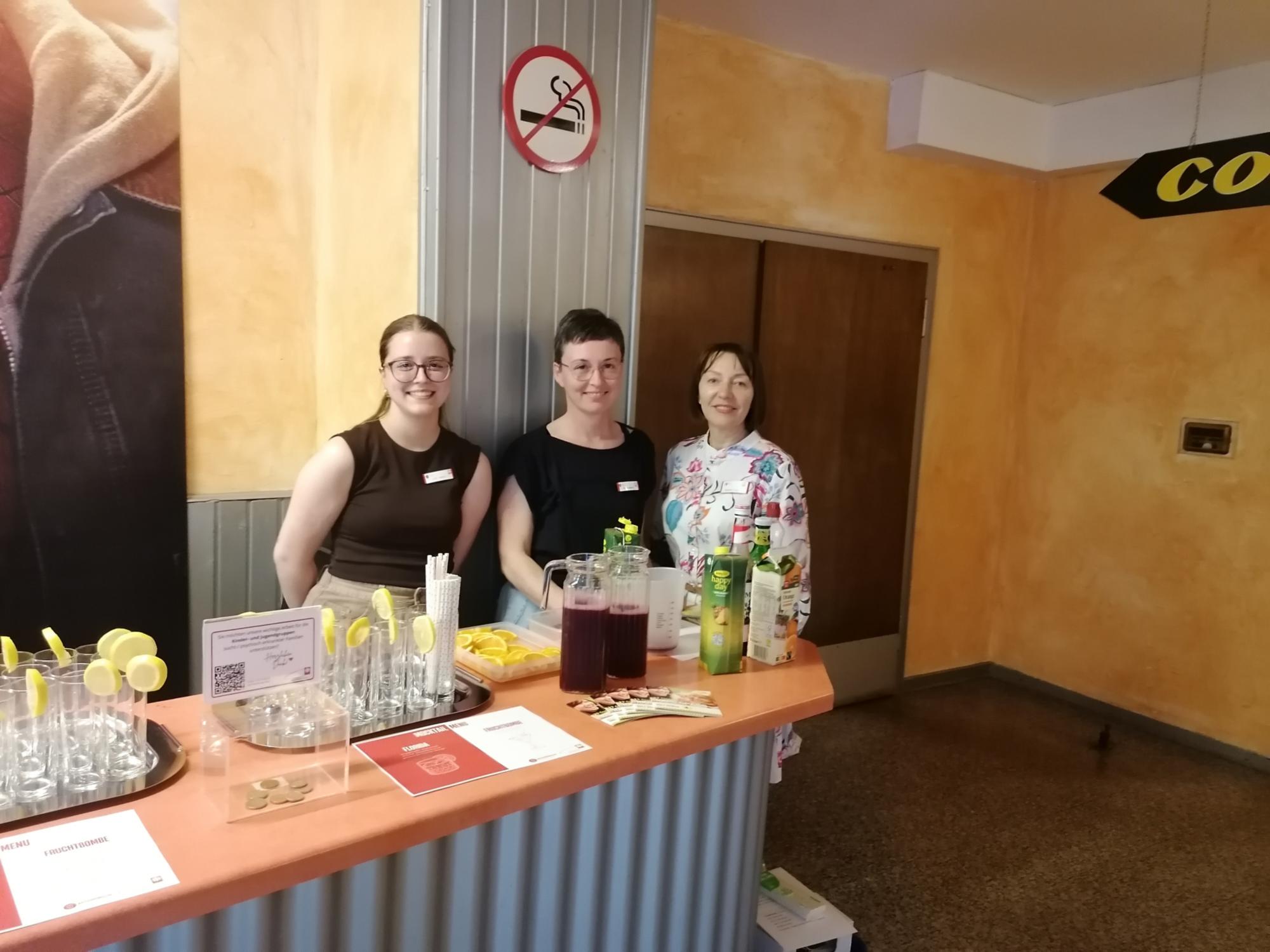 Die Caritas-Mitarbeiterinnen schenkten Mocktails aus und machten damit deutlich: Genuss kann ohne Alkohol erlebt werden, Abstinenz ist kein Verzicht auf Genuss.