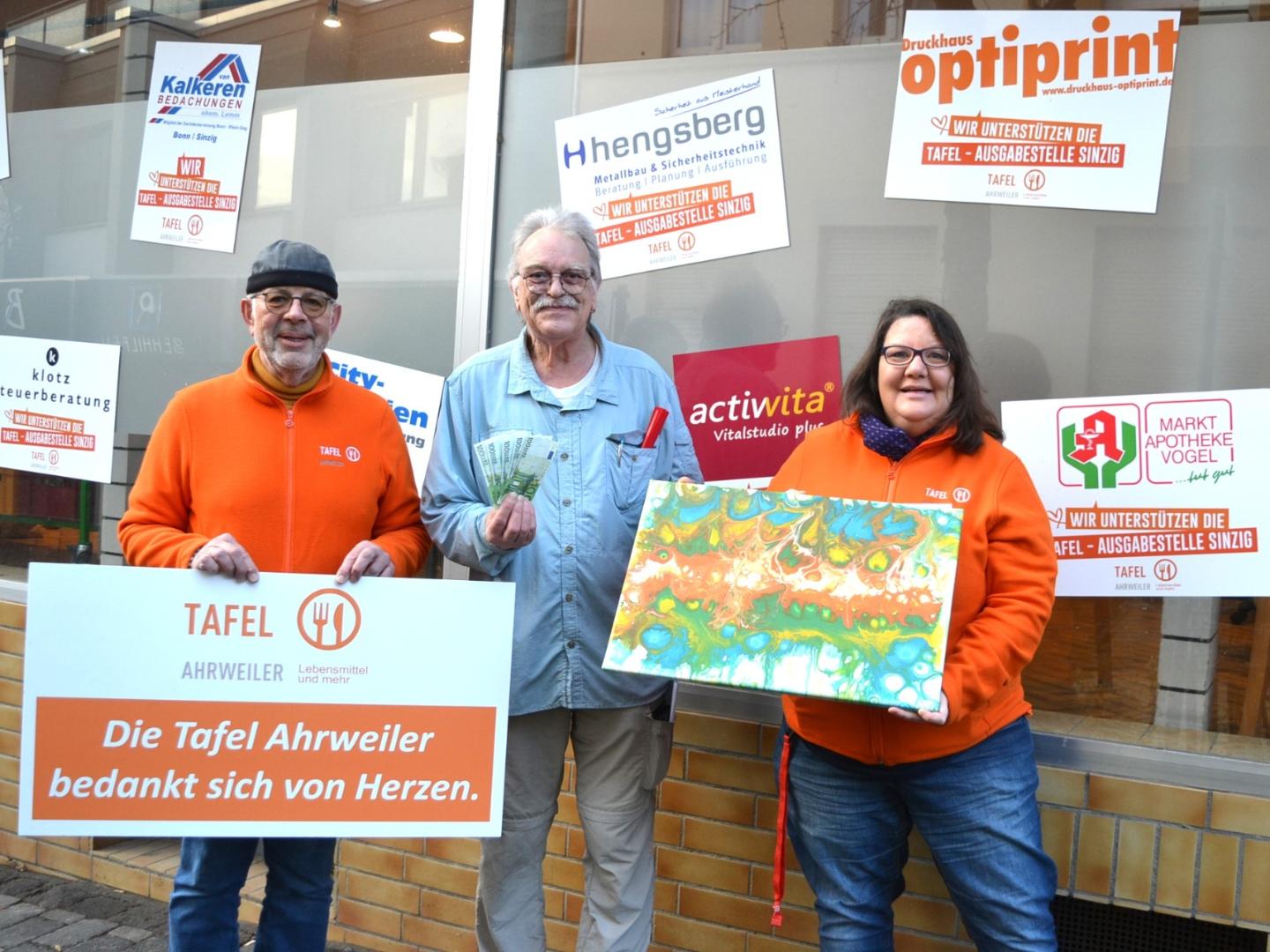 Manfred Schleiden (mitte) überreichte vor der Tafelausgabe Sinzig seinen Spendenbetrag an Ralf Eggert (links), Tafelmitarbeiter, und Mirjam Hagebölling, Tafelkoordinatorin.